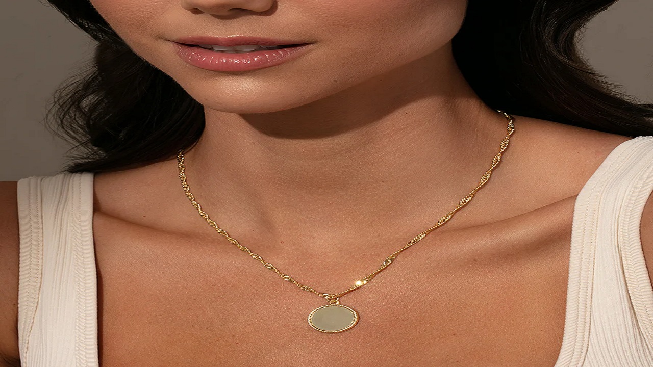 Why Celebrities Prefer Gold Pendant Necklaces as a Beauty Sign?